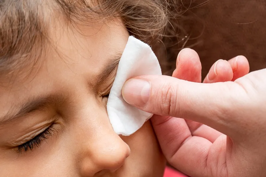 mom-wiping-eye-of-boy-with-infectious-conjunctivitis-resized.jpg